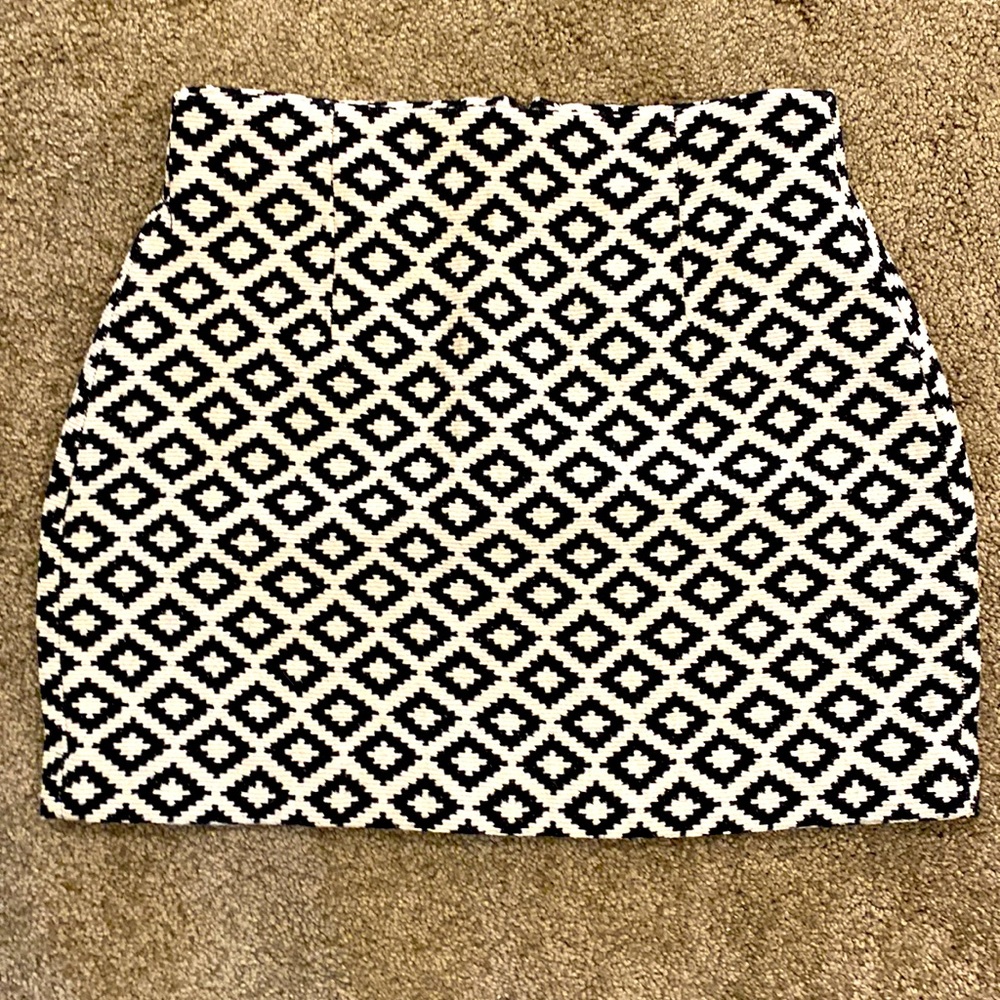 Zara || Black and white print mini skirt